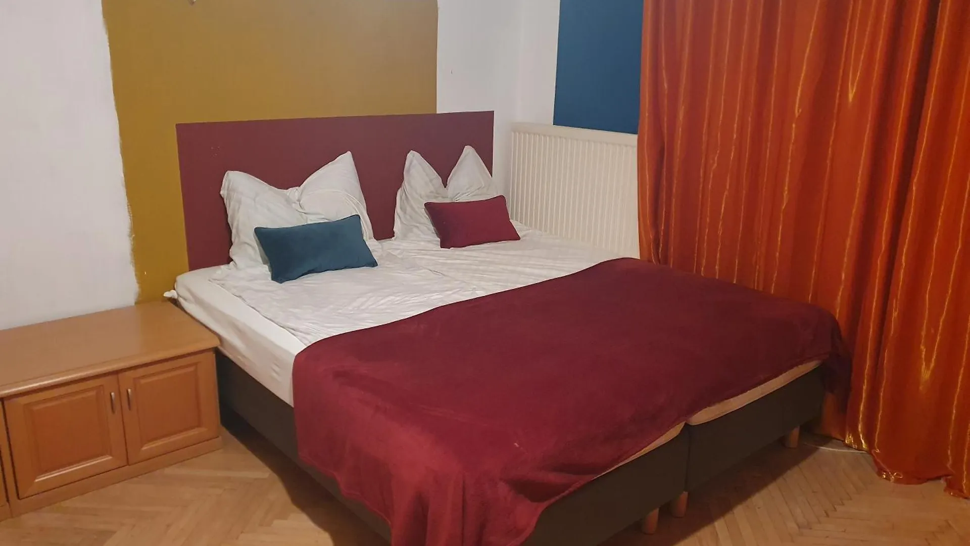 Homestay szállás Wolfs Balkonruhe, Geraeumig S-Bahn Krottenbach Bécs