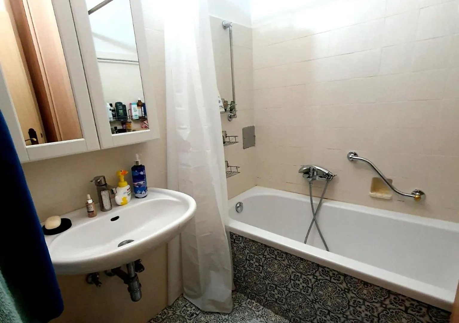 Homestay Wolfs Balkonruhe, Geraeumig S-Bahn Krottenbach Vienna