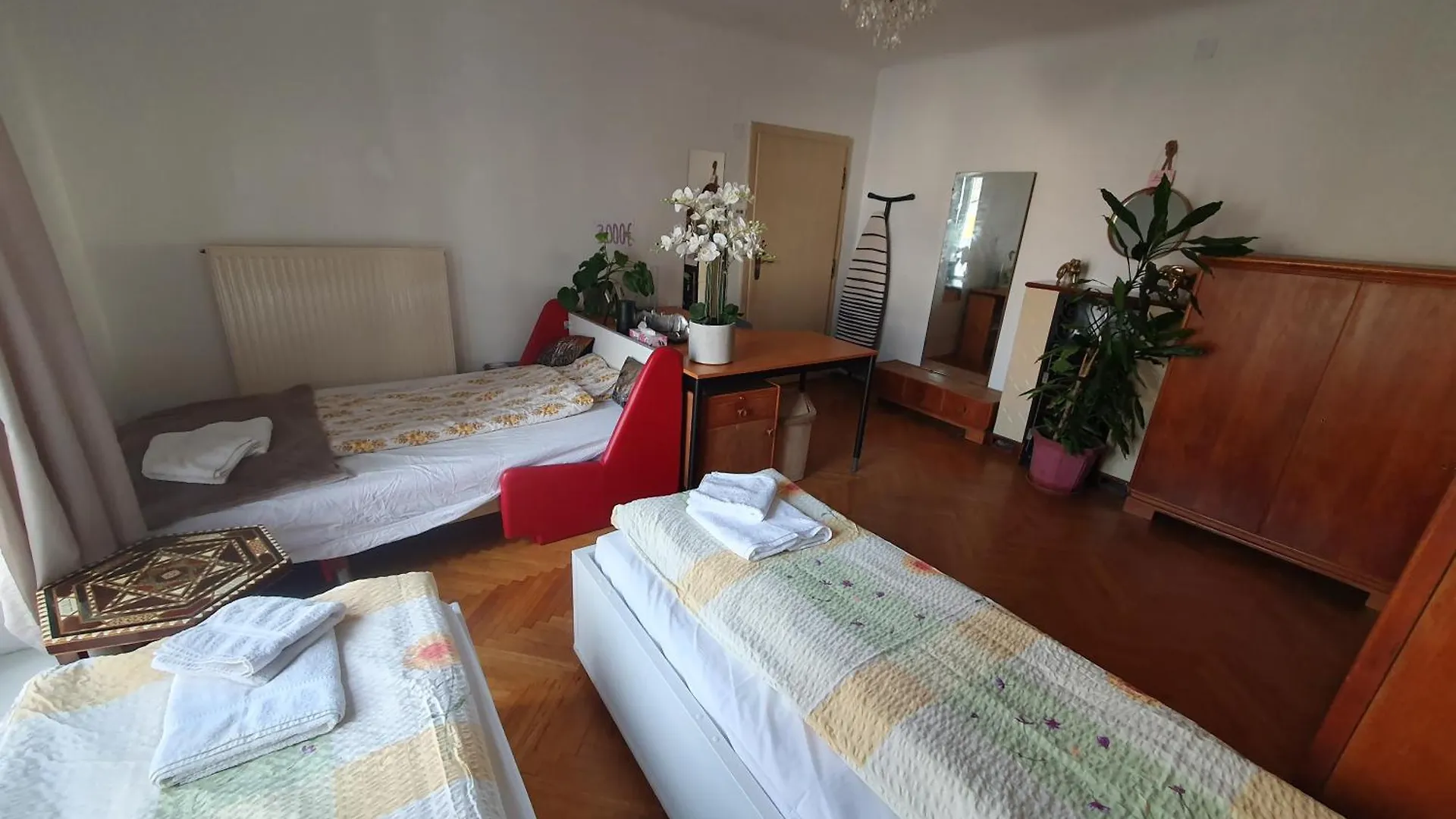 Homestay Wolfs Balkonruhe, Geraeumig S-Bahn Krottenbach Vienna